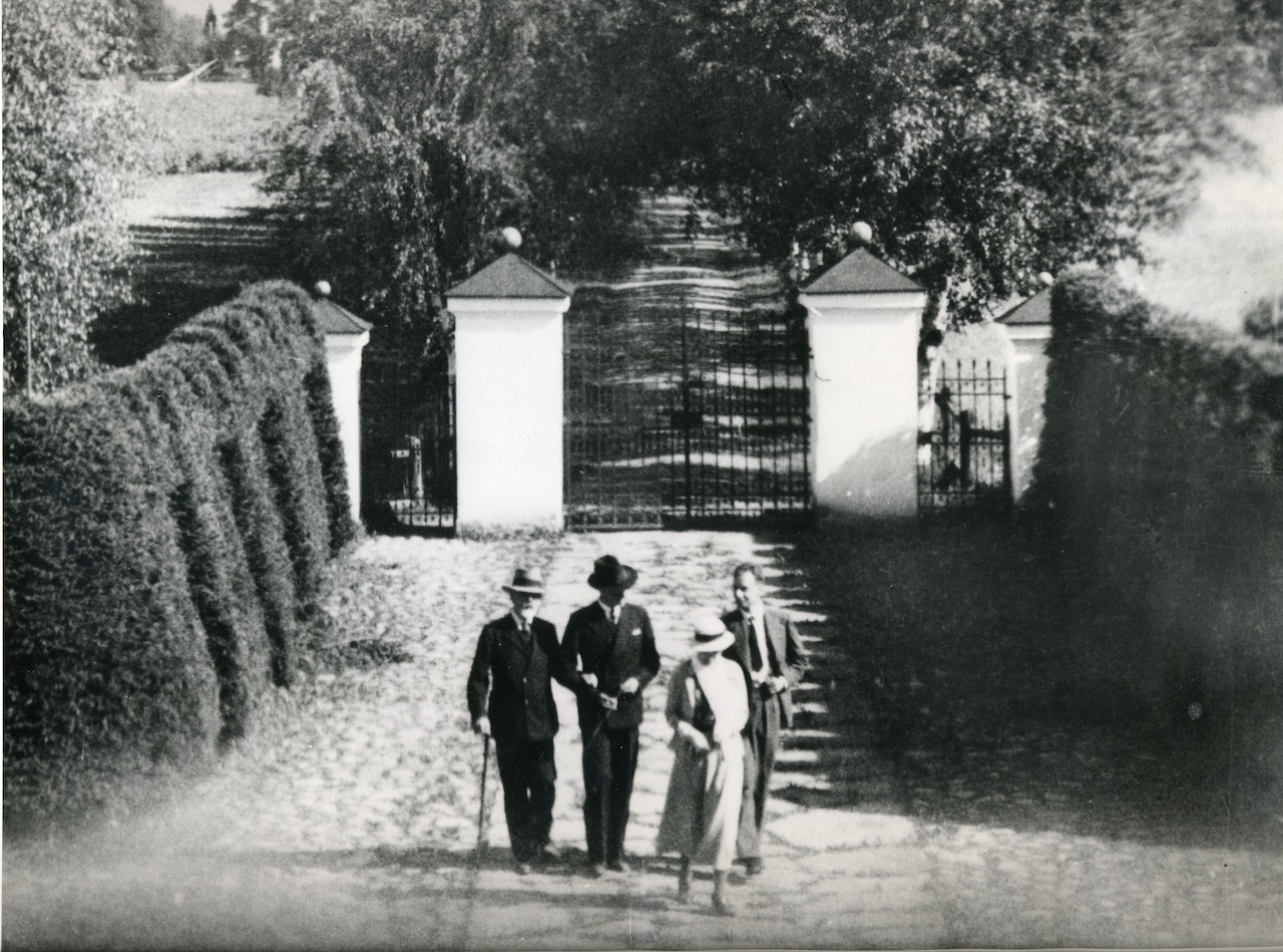 Munthe with sons Malcolm, Peter and Hilda at the family estate Hildasholm