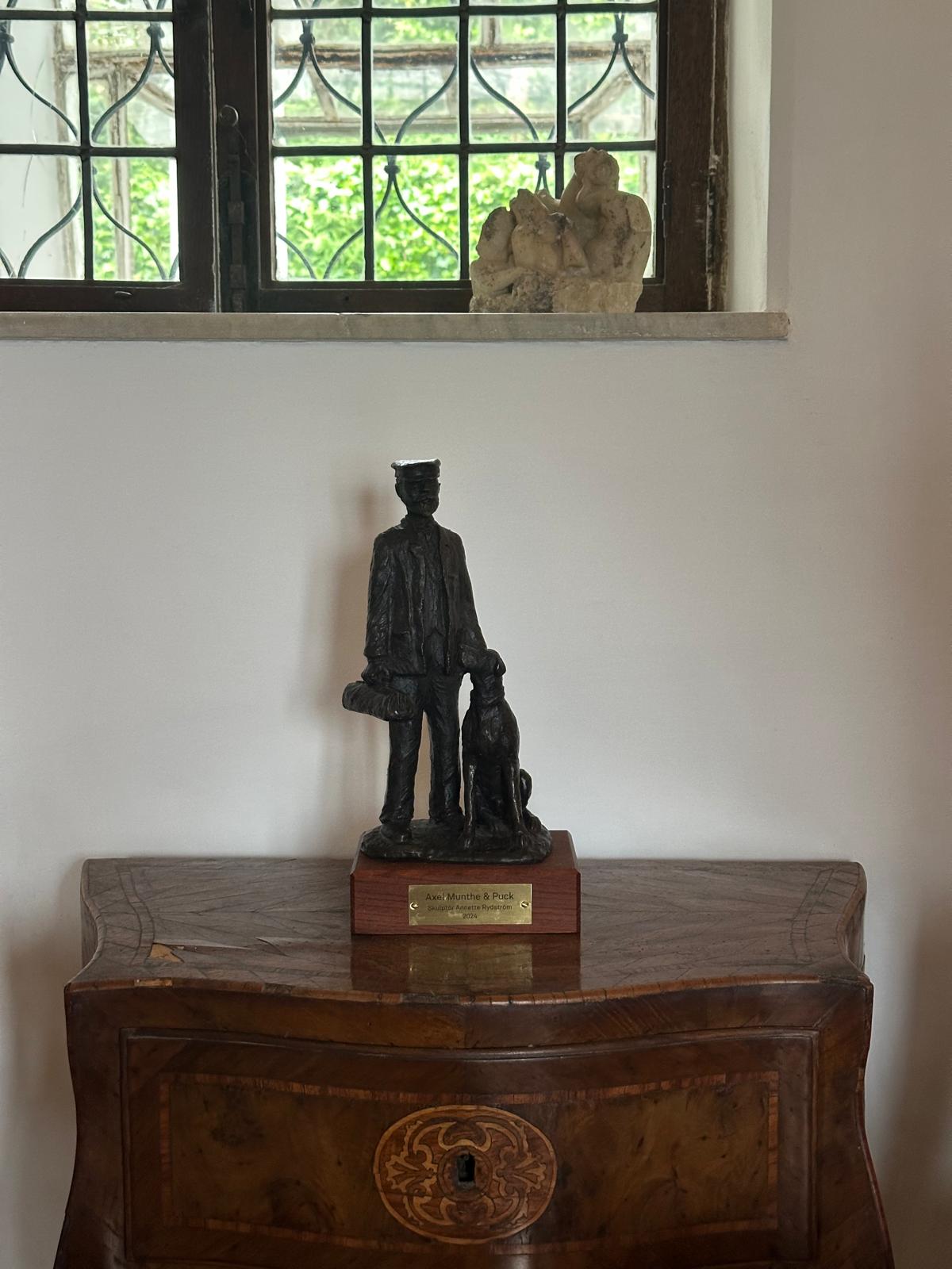 Axel Munthe and his dog Puck, sculpture by Annette Rydström.